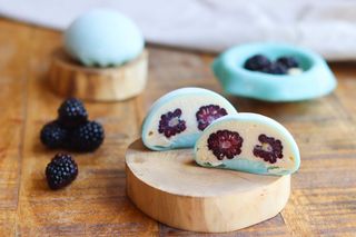 Mochi with cream and blackberries - Blue