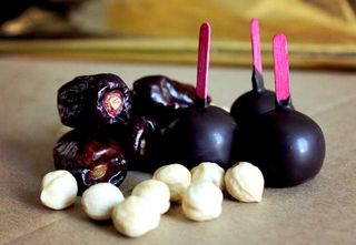 Dates with nuts in chocolate ფინიკის ბურთი, ცალი