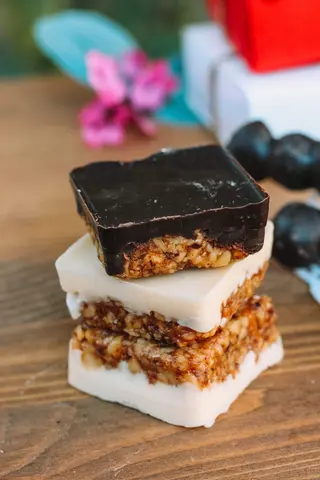 Peanuts with honey in white chocolate თეთრი გრილიაჟი, ცალი