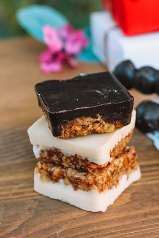 Peanuts with honey in white chocolate თეთრი გრილიაჟი, ცალი