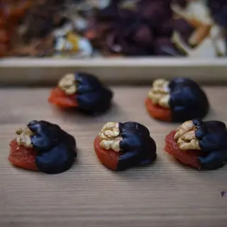 Apricot with walnuts კურაგა ნიგვზით
