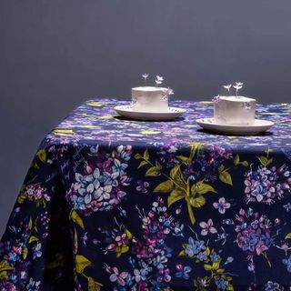 სუფრა - იასამანი - 140x140სმ - პოლიესტერი - შავი