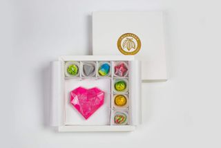 ვარდისფერი გული და 7ც ბონ ბონი