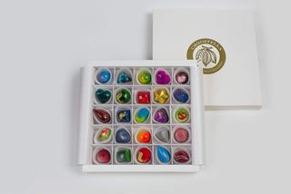 რძიანი,შავი და თეთრი შოკოლადის მიქსი (25 ცალიანი)