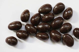 შოკ დრაჟე ნუშით შავ შოკოლადში 100გრ