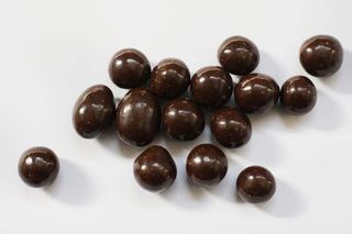 შოკ დრაჟე თხილით შავ შოკოლადში 100გრ