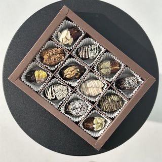 ფინიკი ქეშიუთი და თეთრი შოკოლადით 18 ცალიანი