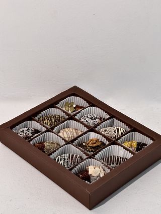 ფინიკი ნუშით და შავი შოკოლადით 18 ცალიანი