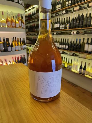 Cascale branco natural curtimenta 2021 síria. Notas de frutos secos, canela, compota de figo e erva doce, Fruta preta, encorpado e final persistente. 75cl