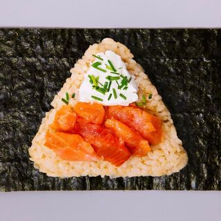 Onigiri Salmon Ahumado Con Crema De Queso Onit 115