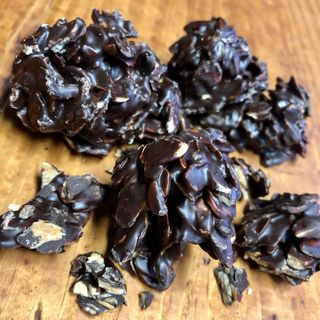 Rocas De Almendra Garrapiñadas Con Chocolate Negro 150g