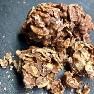 Rocas De Almendra Garrapiñadas Con Chocolate Con Leche 150g