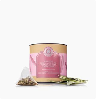 Infusión Con Hoja De Olivo, Pétalos De Rosa Y Arándanos