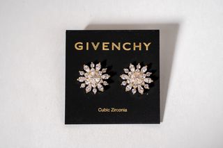 Givenchy-ს საყურე ცირკონებით