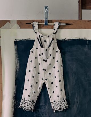 Macacão em Bambula de Algodão com Bordados para Menina - Tamanho 6/9M