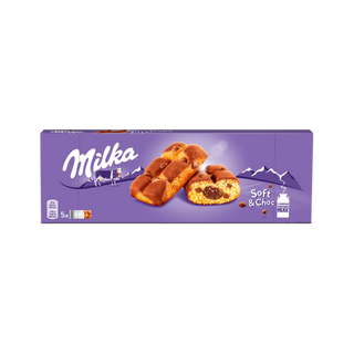Milka cake & choc masni biskvit sa komadicima mlecne cokolade sa alpskim mlekom i cokoladnim punjenjem (14%) 5kom