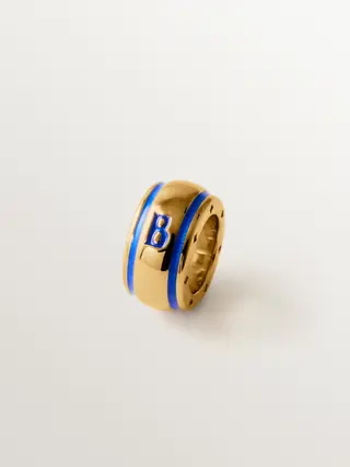 Charm con inicial B de plata 925 bañada en oro amarillo de 18K y esmalte azul con forma circular