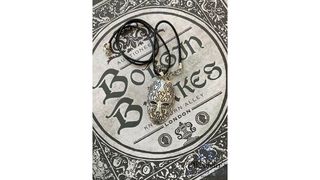 სიკვდილის მხვრელების ნიღბის ყელსაბამი