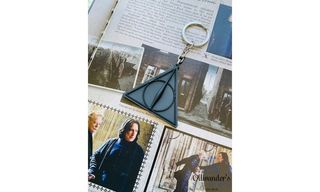 სიკვდილის საჩუქრების ლოგოს რეზინის ბრელოკი