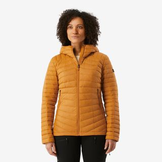 Plumífero de montaña y trekking con capucha Mujer Forclaz MT100.XS Marrón
