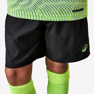 PANTALÓN CORTO DE FÚTBOL NIÑOS VIRALTO WAVY NEGRO FRANJA AMARILLA.131 140cm 8 9A Negro