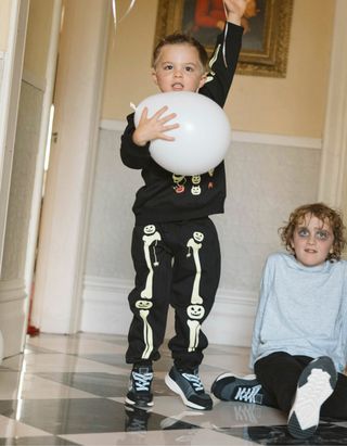 Joggers cardados com estampado que brilha no escuro para menino, preto, Tamanho 7/8