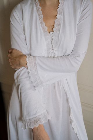 Bata Mujer Tira Bordada Blanca S-M