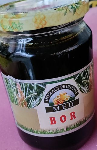 Domaci med sa borovim iglicama