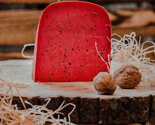 Ser krowi z czerwonym pesto