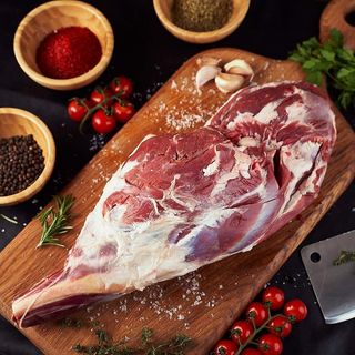 Pulpa de berbecut cu os