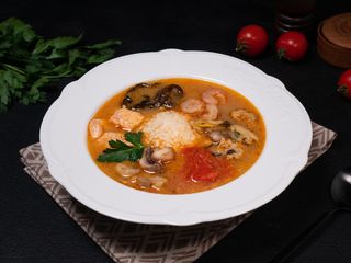Суп тайський рибний з креветками, лососем та мідіями