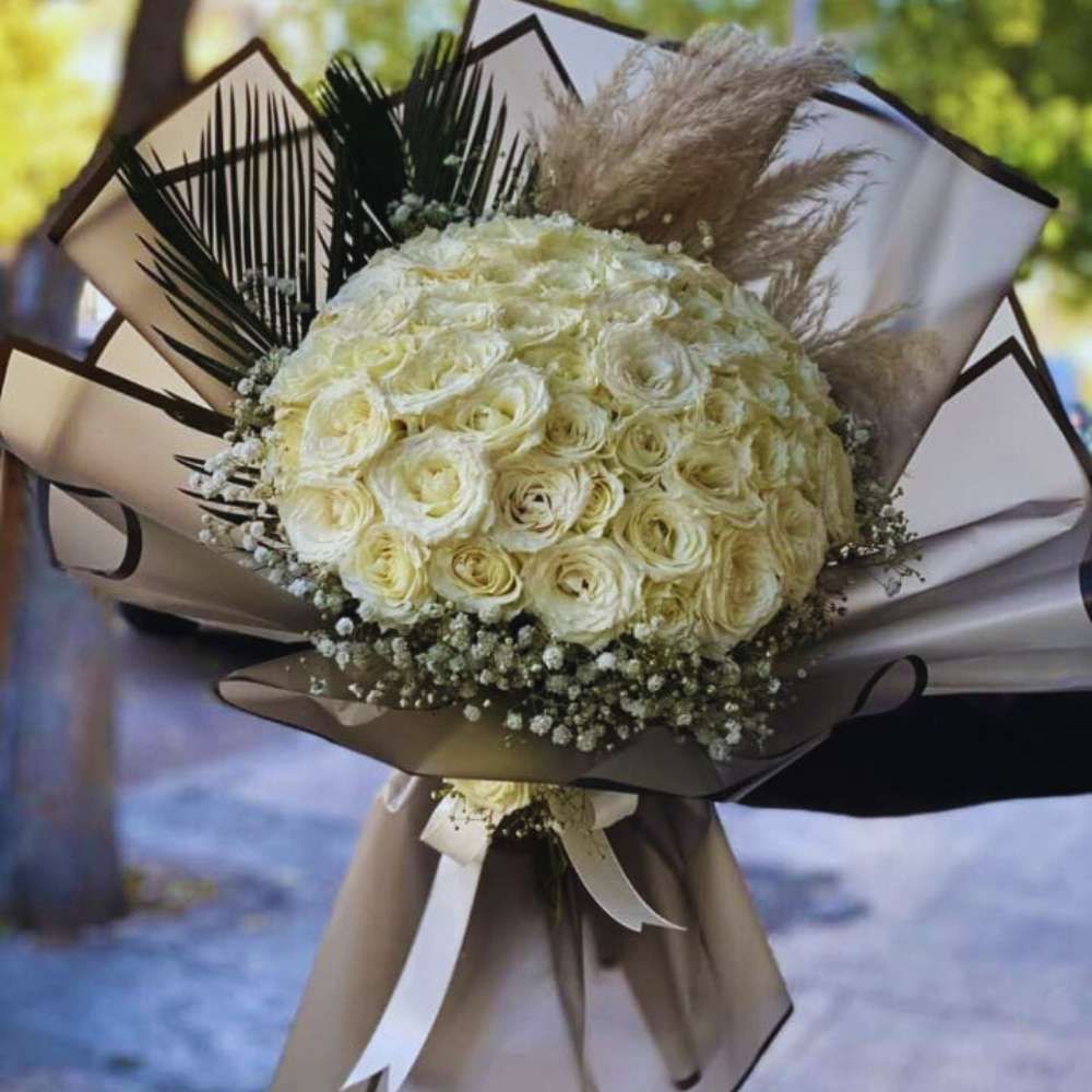 Bouquet Impérial – Roses Blanches & Pampa