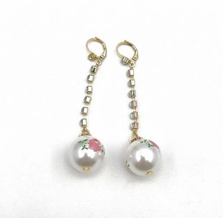 Betsey Johnson-ის ახალი საყურე ხელით მოხატული მარგალიტით