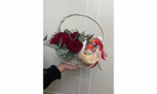 წითელი ვარდები და ტკბილეული