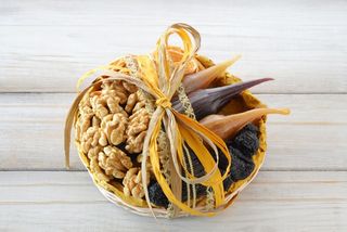 35 ლარიანი სასაჩუქრე ნაკრები დაწნულ თეფშზე