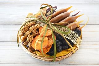 73 ლარიანი სასაჩუქრე ნაკრები დაწნულ თეფშზე