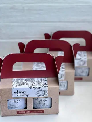 არომატის სასაჩუქრე ყუთი/gift Box. არომატი - მაყვლის ჯემი 200 გ. არომატი - ლეღვის ჯემი 200 გ.