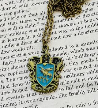 რეივენქლოს ყელსაბამი ძეწკვზე