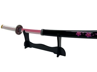 კატანა ვარდისფერი შავ ქარქაშში