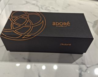 ADORE B KUTIJA LUX SA MAGNETOM ZA PRALINE 250G