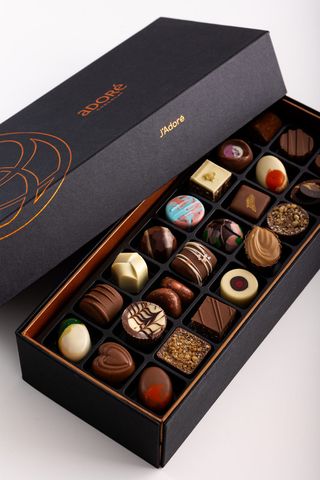 ADORE C KUTIJA LUX SA MAGNETOM ZA PRALINE 500G