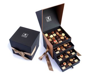 ADORE STAIRWAY FIOKA KUTIJA ZA PRALINE 1KG