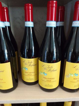 Vino alcesti nero d'Avola