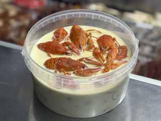 Раки розміру ХХЛ в вершкому приготуванні