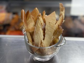 Кальмар смуги в арахісовому маслі