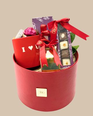 BOX CADEAU, 5PIECE CHCOLAT ,NOUGAT 200G , MUG LOVE U , 5 CIGARE,60G GALEE