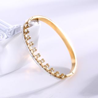 ოქროსფერი გვირგვინის ბრწყინვალების სამაჯური – 18K პრემიუმი / Golden Crown Sparkle Bangle – 18K Premium