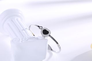 ვერცხლისფერი გულის ნათების სამაჯური – პრემიუმ ფოლადი / Silver Heart Glow Bangle – Premium Steel