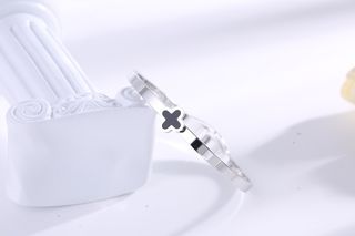 ვერცხლისფერი სამყურას მინიმალისტური სამაჯური / Silver Clover Minimal Bracelet