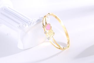 ოქროსფერი ვარდისფერი გულის თილისმის სამაჯური – 18K პრემიუმი / Golden Pink Heart Charm Bangle – 18K Premium